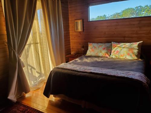 Tempat tidur dalam kamar di Maori Tea Rapa Nui stunning Maori villa Easter Island with ocean view