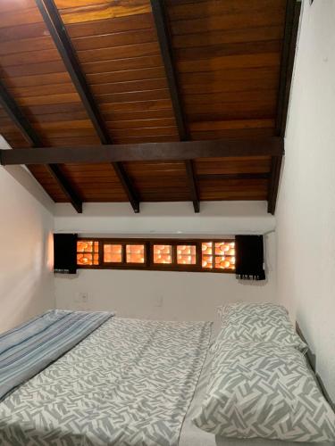 1 dormitorio con cama y techo de madera en Cobertura Dos Amores Na melhor localização da Praia Brava- Balneário Camboriú, en Balneário Camboriú