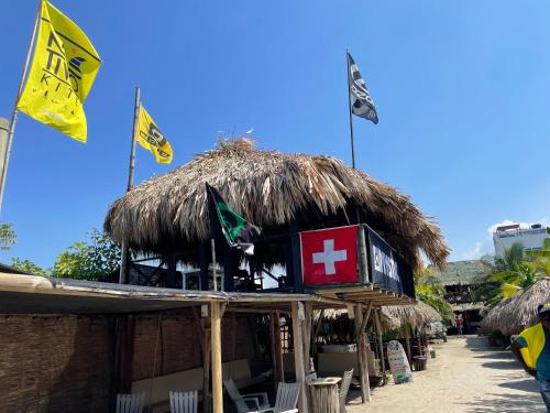 Eine Hütte mit Flaggen darüber in der Unterkunft Nativo Kite House in La Boquilla