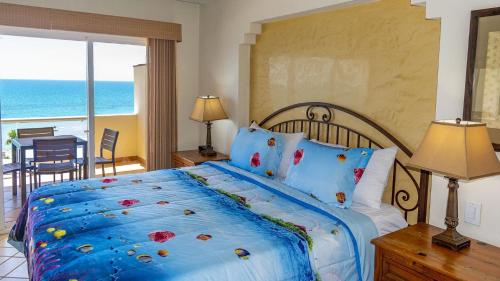 een slaapkamer met een bed en uitzicht op de oceaan bij Spectacular 2 Bedroom Condo on Sandy Beach at Las Palmas Resort B-504 condo in Puerto Peñasco