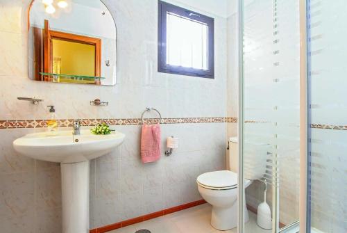 コスタ・テギセにあるPatricioのバスルーム(洗面台、トイレ、鏡付)