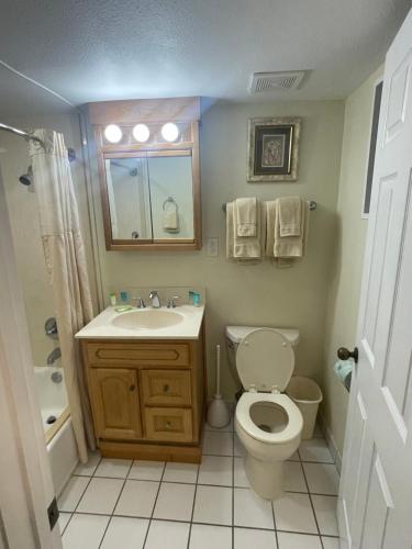 Koupelna v ubytování Getaways at Destin Holiday Beach Resort