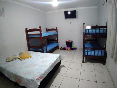 - une chambre avec 2 lits et 2 lits superposés dans l'établissement Chácara Oliveira, à Socorro
