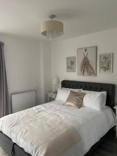 a bedroom with a large white bed with two pillows at Modern 1-Bedroom Apartment close to City Airport in London