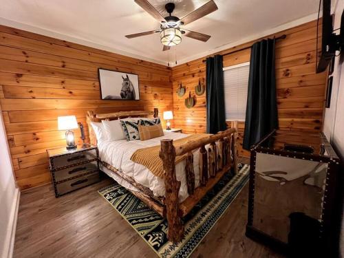 Postel nebo postele na pokoji v ubytování The Horse Cabin at Natural State Cabins