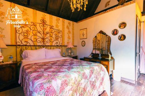 1 dormitorio con cama y espejo en la pared en Fernabella's Lodge, en Valle de Guadalupe