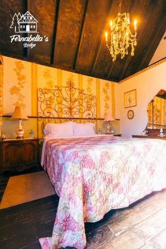 a bedroom with a bed and a chandelier at Fernabella's Lodge in Valle de Guadalupe