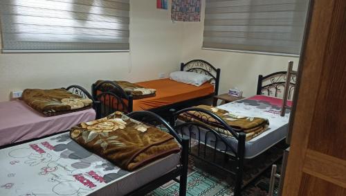 En eller flere senger på et rom på Petra Heritage House