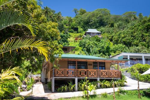 una casa en medio de un bosque en FARE ARIITEA en Bora Bora