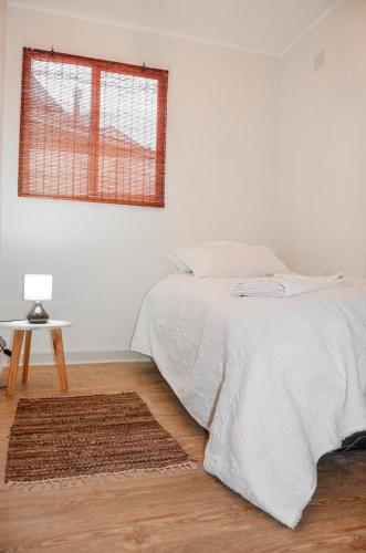 - une chambre avec un lit, une table et une fenêtre dans l'établissement Casa Patagonia #991, à Coyhaique