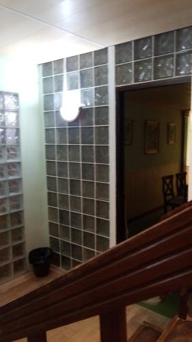 um quarto com uma parede de azulejos de vidro em Montevideo Apartamento centro a estrenar comodo em Montevidéu
