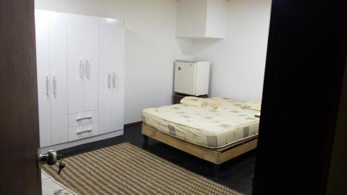 Un pequeño dormitorio con una cama y un pequeño armario en Montevideo Apartamento centro a estrenar comodo, en Montevideo