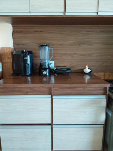 a kitchen counter with a blender on top of it at Casa de temporada Petrolina-PE in Petrolina