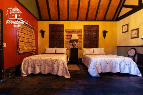 a bedroom with two beds in a room at Fernabella's Lodge in Valle de Guadalupe