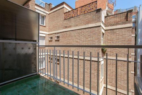 balcón con piscina frente a un edificio de ladrillo en Live Like A Local In Bcn, en Barcelona