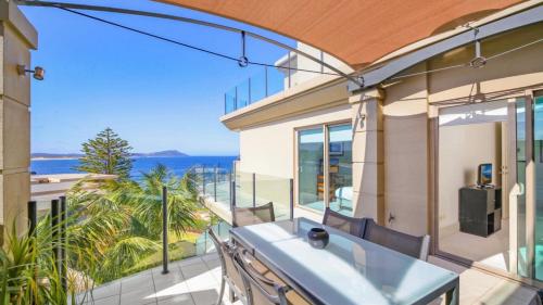 una casa con balcón con vista al mar en Unit 48 - 3 Bed Ocean View, en Terrigal