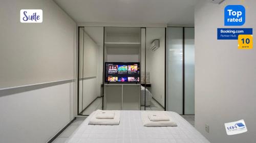 um quarto com duas camas e uma televisão na parede em Apartamento Novo - Próximo ao Shopping Jardins em Aracaju