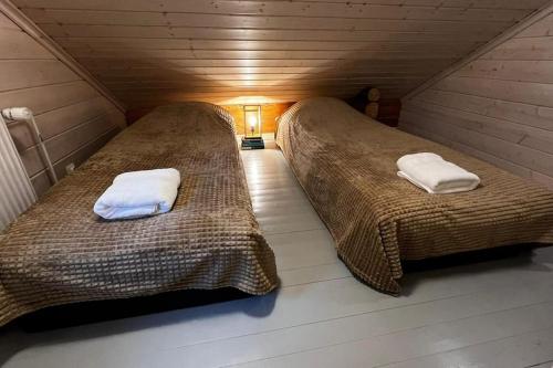 two beds in a small room with two beds sidx sidx sidx sidx at Apartment Wanha Kartano in Kokkola