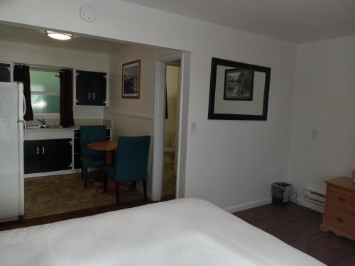 Postel nebo postele na pokoji v ubytování Blue Coast Inn & Suites