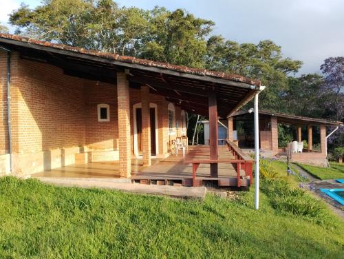Sítio cercado de mata nativa