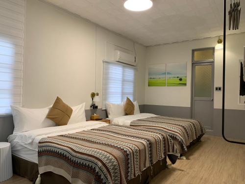a bedroom with a large bed and a window at 金玉旅社 in Guanshan