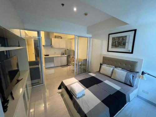 um quarto com uma cama grande e uma cozinha em Azure Urban Resort with WIFI and Netflix em Manila