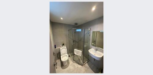 ein Bad mit einem WC und einem Waschbecken in der Unterkunft ARU SUITES 3BR Nilam Residence INFINITY POOL in Kota Kinabalu