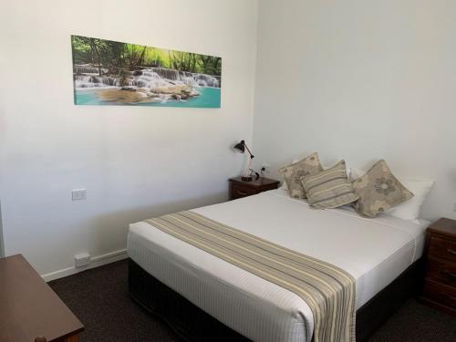 Giường trong phòng chung tại Royal Motel Tenterfield