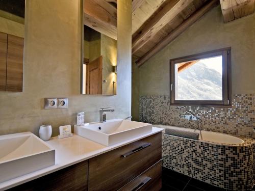 ein Badezimmer mit zwei Waschbecken und einer Badewanne in der Unterkunft Chalet authentique avec sauna et hammam à Saint-Martin-de-Belleville - FR-1-613B-10 in Saint-Marcel
