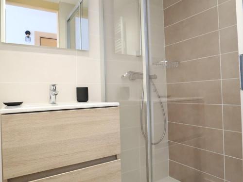 une salle de bain avec douche et lavabo dans l'établissement Appartement raffiné en plein centre avec 3 chambres, balcon, terrasse, parking et wifi - FR-1-623-334, aux Gets