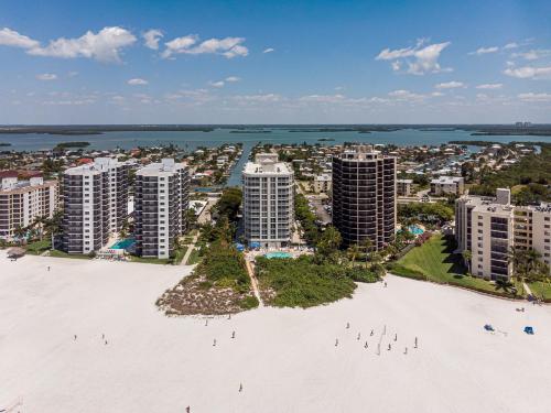 een luchtzicht op een strand voor een stad bij Immaculate Direct Gulf Front 3 Bedroom Condo - Gullwing 505 condo in Fort Myers Beach