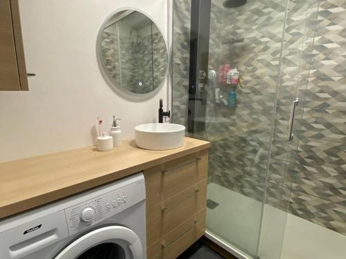 une salle de bain avec un lavabo et une machine à laver dans l'établissement Appartement T2 + cabine avec climatisation, parking, proche plage à Port Leucate - FR-1-81-579, à Port-Leucate