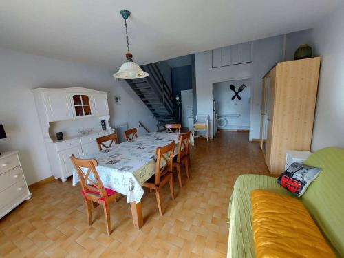 une cuisine et une salle à manger avec une table et des chaises dans l'établissement Appartement 3 pièces climatisé à 400m de la plage et commerces - Grau d'Agde - FR-1-423-261, au Grau-dʼAgde