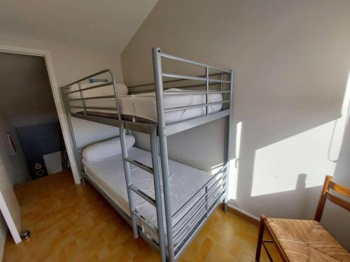 Zimmer mit 2 Etagenbetten mit weißer Bettwäsche in der Unterkunft Appartement Le Grau d'Agde, 3 pièces, 6 personnes - FR-1-423-261 in Le Grau-dʼAgde
