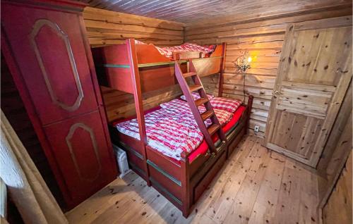 Habitación con 2 literas en una cabaña en 4 Bedroom Beautiful Home In Slen en Stöten