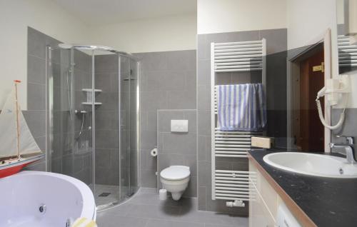 La salle de bains est pourvue d'un lavabo, de toilettes et d'une douche. dans l'établissement Appartement Seestern A, à Schönhagen