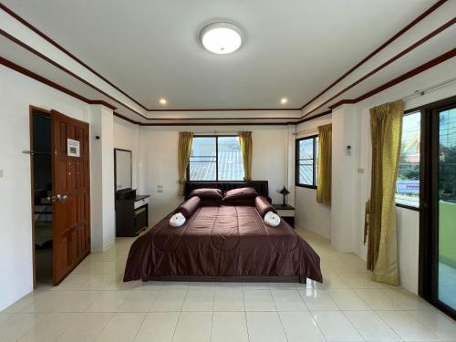 華欣的住宿－Rose Garden Guest House Soi 88 Hua Hin，一间卧室,卧室内配有一张大床