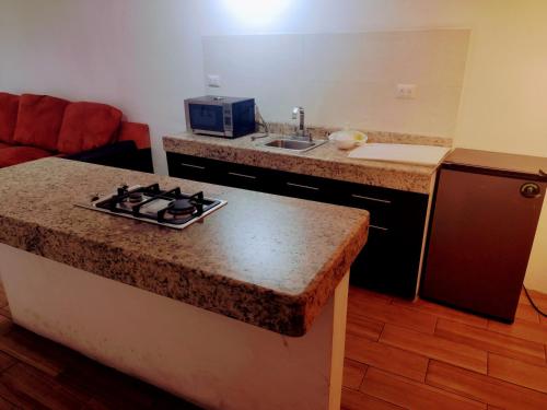 a kitchen with a stove and a counter top at Exelentes departamentos y lofts en el centro de la ciudad de Teziutlán in Teziutlán