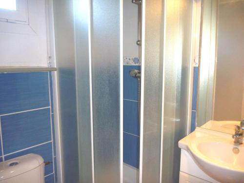 une salle de bain avec une douche, des toilettes et un lavabo dans l'établissement Maison rénovée proche plage, quartier calme, parking privé, animaux acceptés - FR-1-387-108, à Marseillan