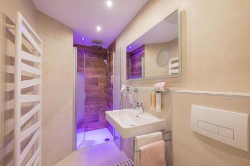 a bathroom with a shower and a sink and a toilet at Art-Apartments Kartnaller superior in Neustift im Stubaital