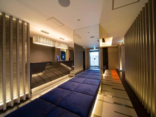 un corridoio con moquette viola in un edificio di HOTEL U's Kouroen - Vacation STAY 11230v a Nishinomiya