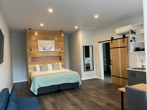 1 dormitorio con 1 cama y 1 sofá azul en Aberdeen Lane en Woodside