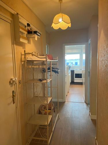 Cette chambre dispose d'un couloir avec une étagère et une porte. dans l'établissement Appt plein centre , face mer avec parking, à Le Touquet-Paris-Plage