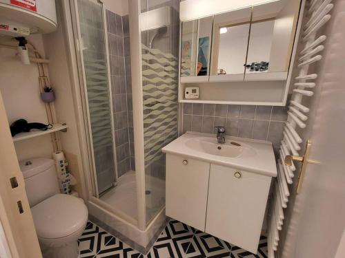 Kúpeľňa v ubytovaní Studio Cabine 4 Pers, Front de Mer, Balcon Sud, Parking Privé, Vélos Inclus, Aucun Animal Autorisé - FR-1-465-84
