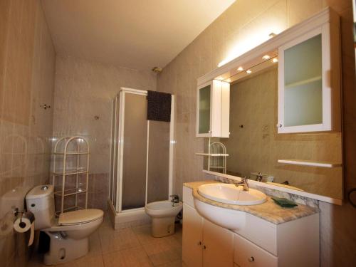 y baño con lavabo, aseo y ducha. en Casa Sant Pere Pescador, 3 dormitorios, 6 personas - ES-89-89, en Sant Pere Pescador