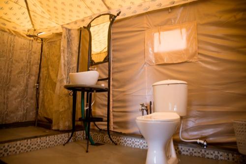 ein WC und ein Waschbecken in einem Zelt in der Unterkunft Soneca Cola in Cola