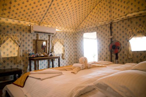 a bedroom with a large bed in a room with wallpaper at Soneca Cola in Cola