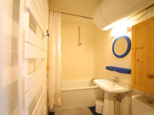 Appartement 4 pièces, 8 couchages à 300m des pistes - Auris en Oisans - FR-1-297-46にあるバスルーム