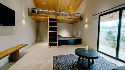 Cette chambre comprend des lits superposés et une table. dans l'établissement Moon homestay Phu Yen, à Phú Lac