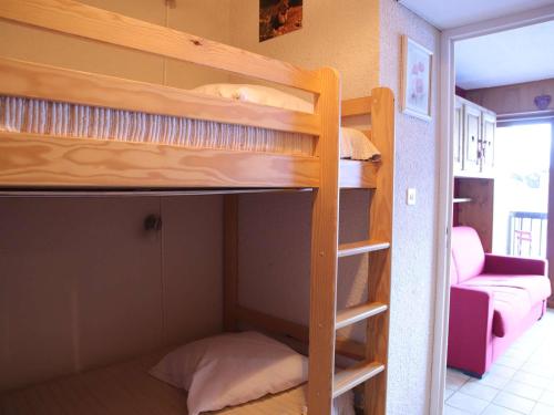a bunk bed room with two bunk beds in it at Studio cabine 3 couchages au pied des pistes, ascenseur, casiers à ski, parking - Auris en Oisans - FR-1-297-76 in Auris